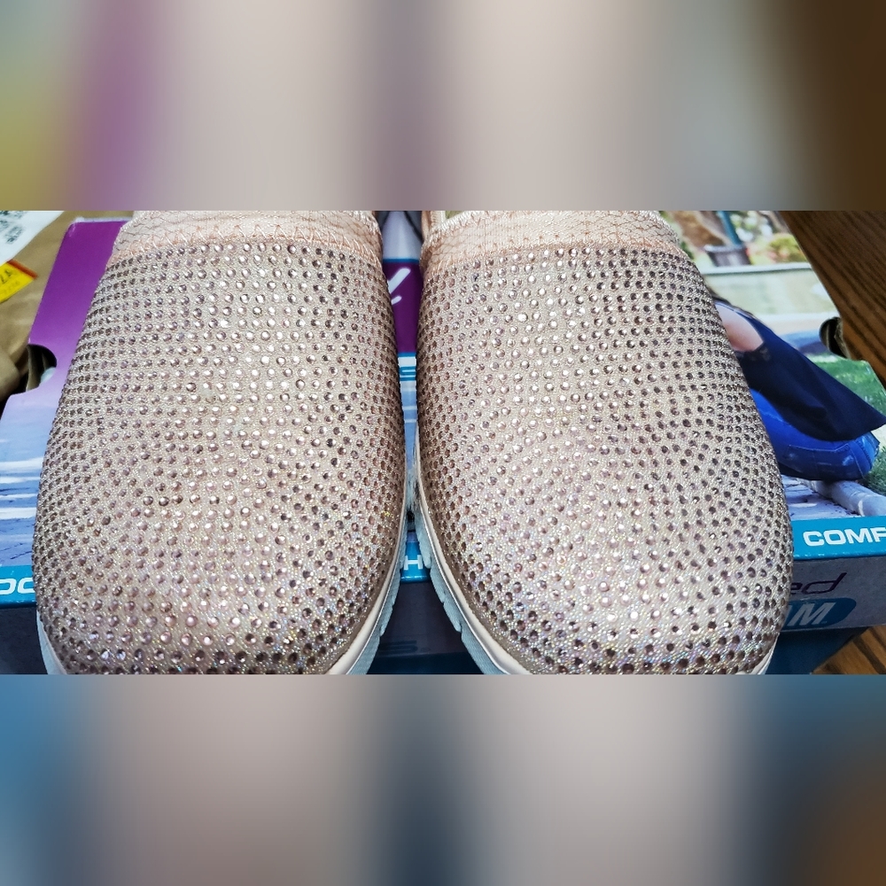 New in box shimmer Skechers size 11